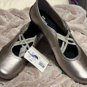 Ros Hammerson size 8.5 NWT , metallic and comfy